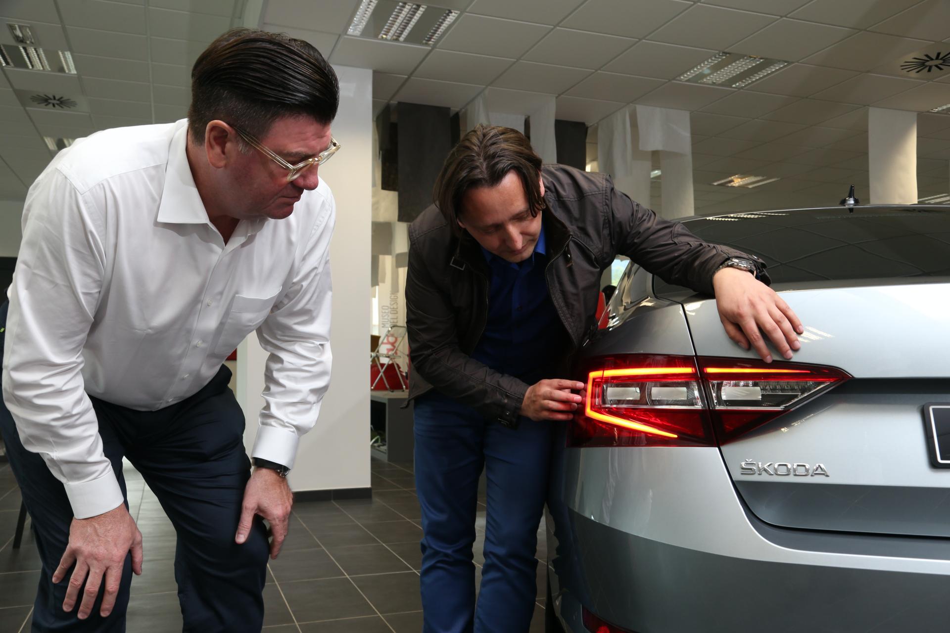 مصمم رولزرويس واودي يعود لإدارة تصميم علامة فولكس فاجن 4