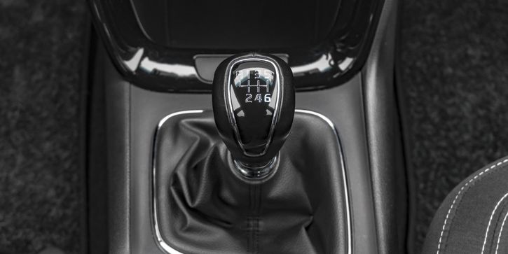 مراهقان يفشلان في سرقة سيارة لكونها بجير يدوي! 1