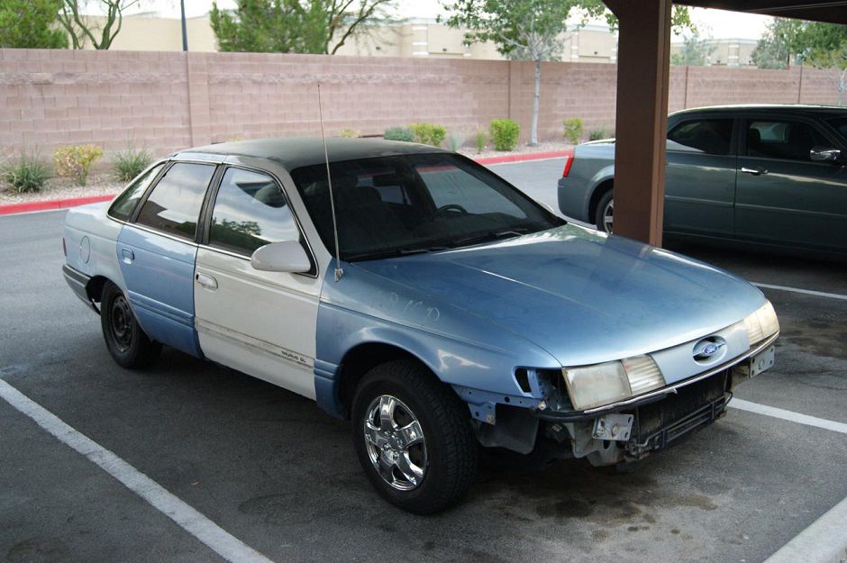 "بالصور" تحويل فورد توروس قديمة إلى شفروليه كمارو 1