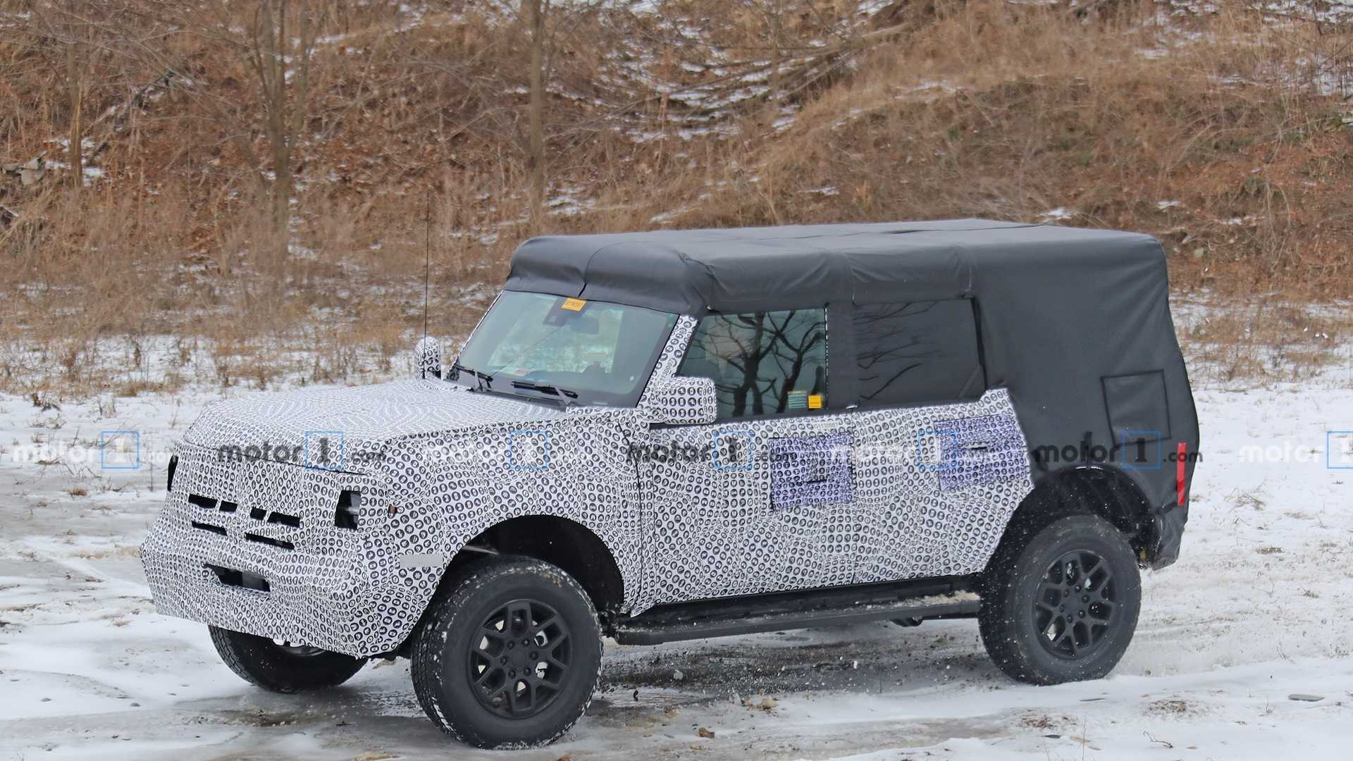 فورد برونكو 2021 تكشف عن تصميمها الصندوقي لأول مرة في صور تجسسية جديدة 1