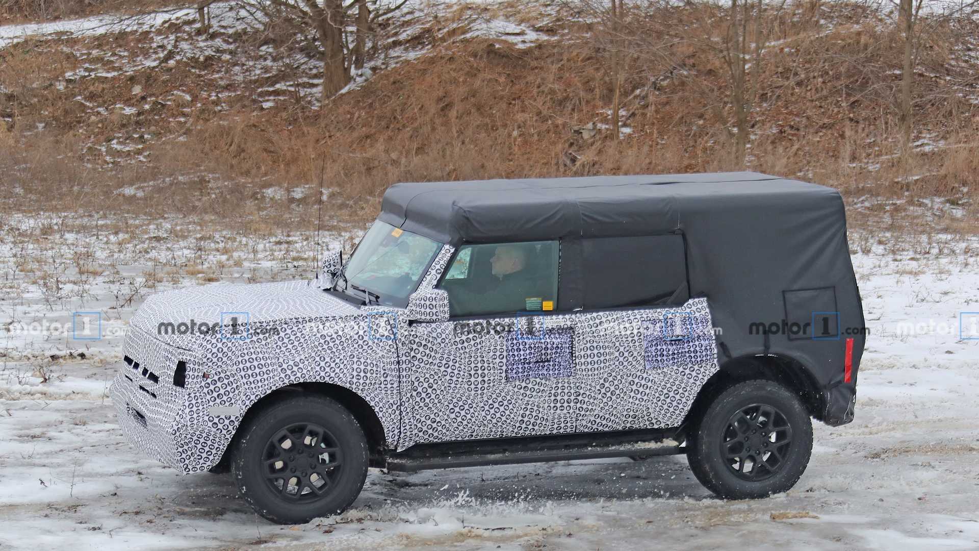 فورد برونكو 2021 تكشف عن تصميمها الصندوقي لأول مرة في صور تجسسية جديدة 3