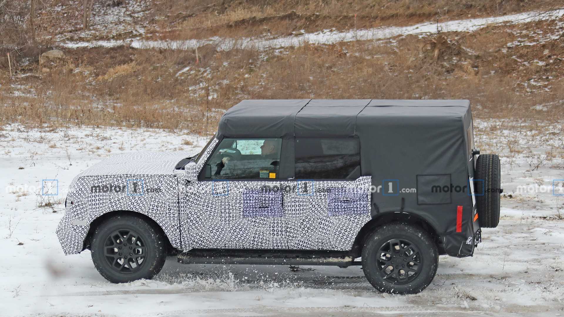 فورد برونكو 2021 تكشف عن تصميمها الصندوقي لأول مرة في صور تجسسية جديدة 4