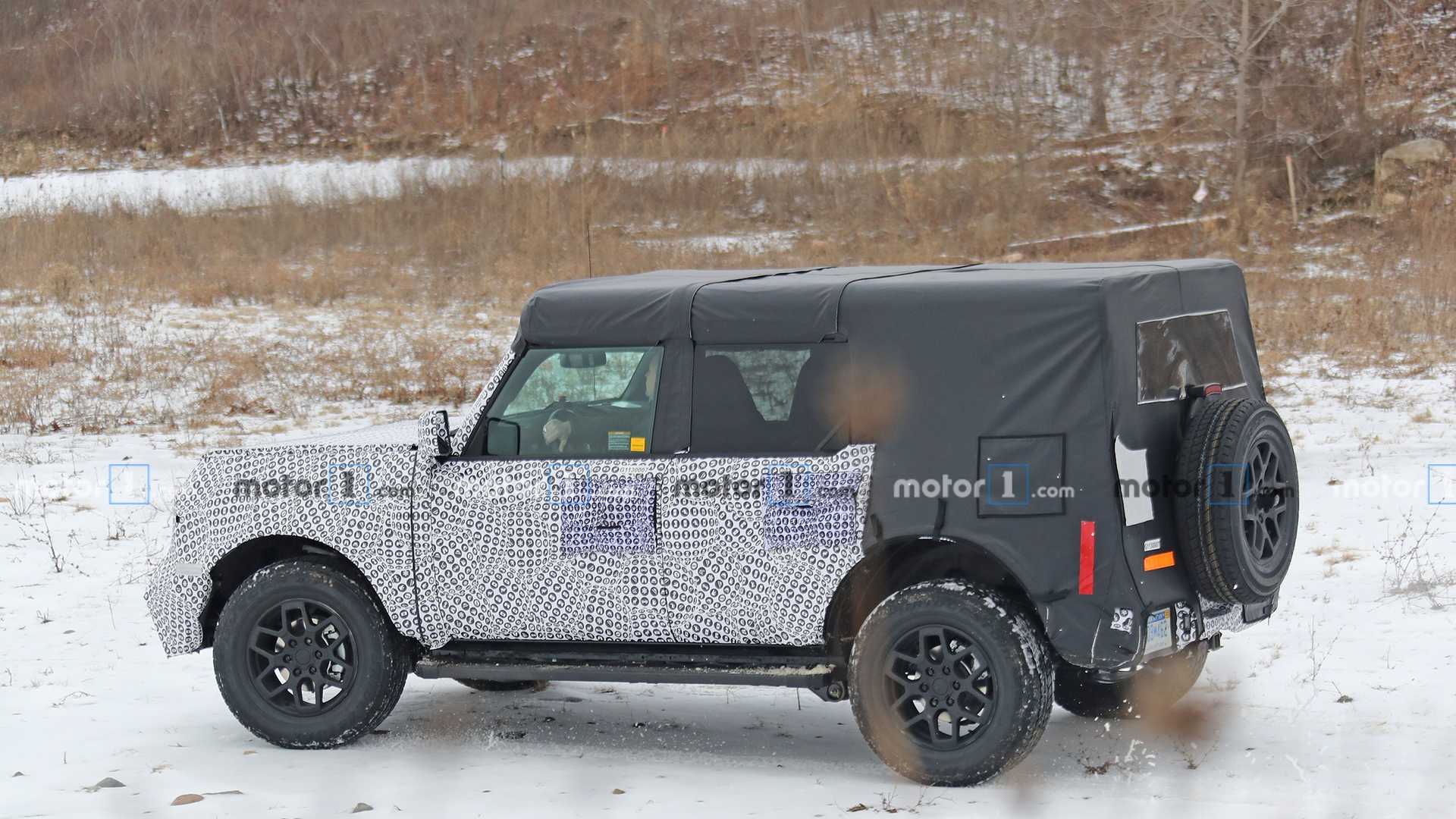 فورد برونكو 2021 تكشف عن تصميمها الصندوقي لأول مرة في صور تجسسية جديدة 5
