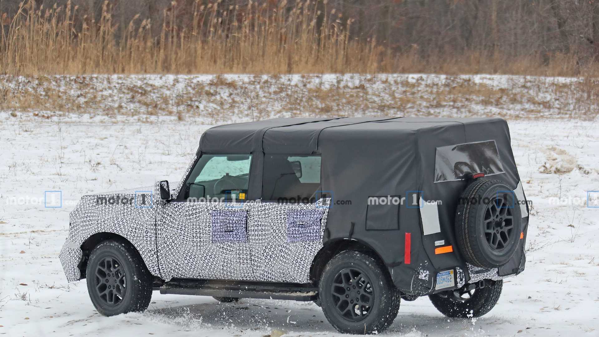 فورد برونكو 2021 تكشف عن تصميمها الصندوقي لأول مرة في صور تجسسية جديدة 6