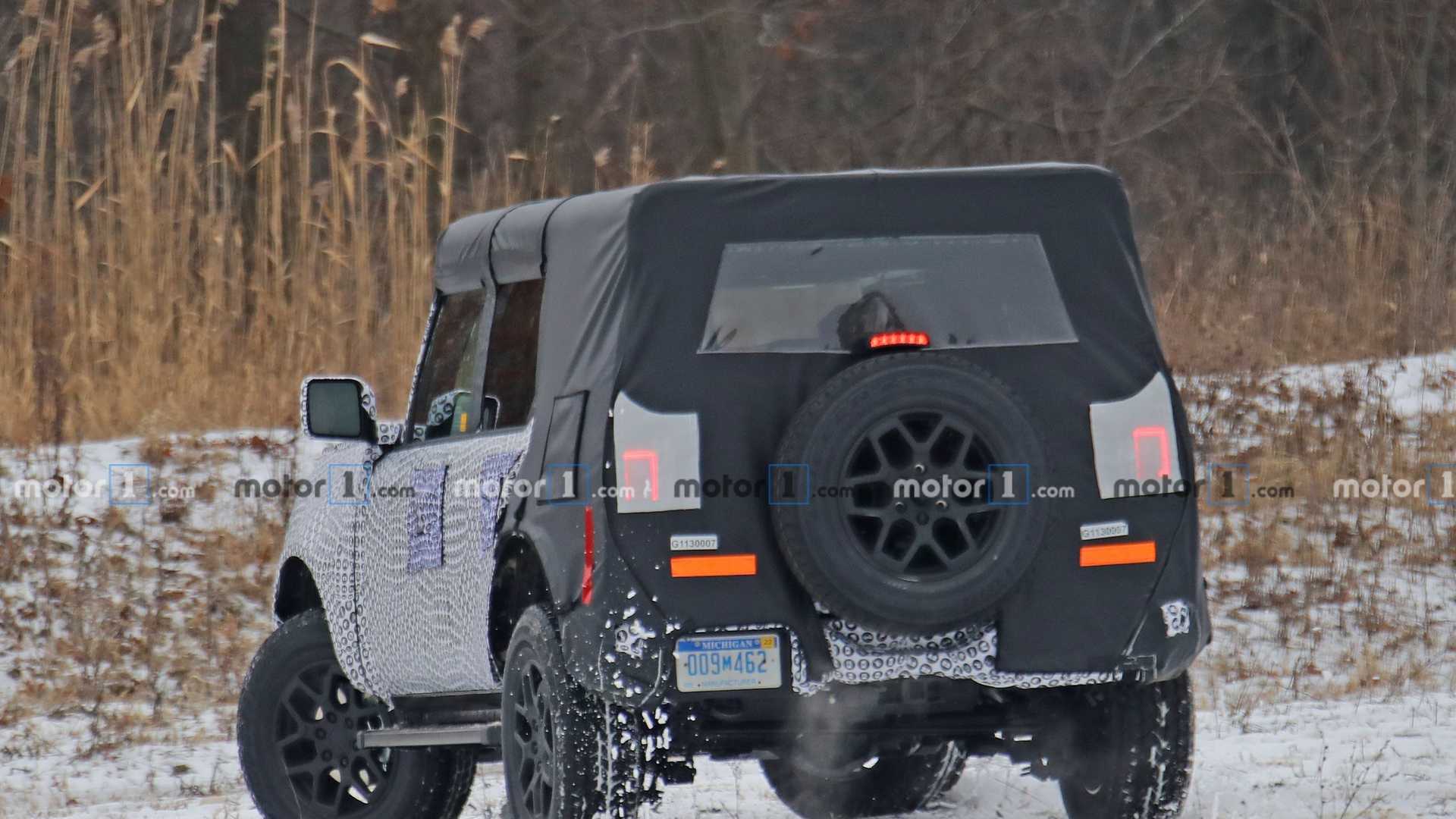 فورد برونكو 2021 تكشف عن تصميمها الصندوقي لأول مرة في صور تجسسية جديدة 7