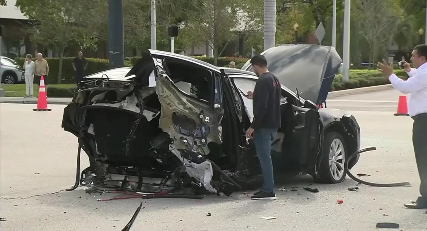 "بالفيديو" تيسلا موديل X تنقسم إلى نصفين بعد اصطدام نيسان GT-R بها! "بالفيديو" تيسلا موديل X تنقسم إلى نصفين بعد اصطدام نيسان GT-R بها! 4