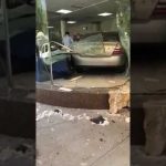 "بالفيديو" سيارة تقتحم واجهة مستشفى في الظهران وتُحدث اصابات 1
