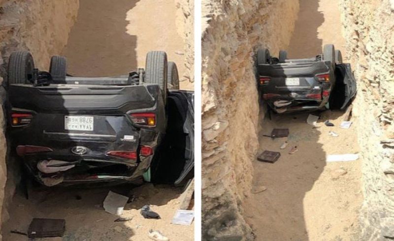 “بالصور” حادث مروع لسيارة انقلبت في حفرة وبداخلها 3 فتيات بالرياض