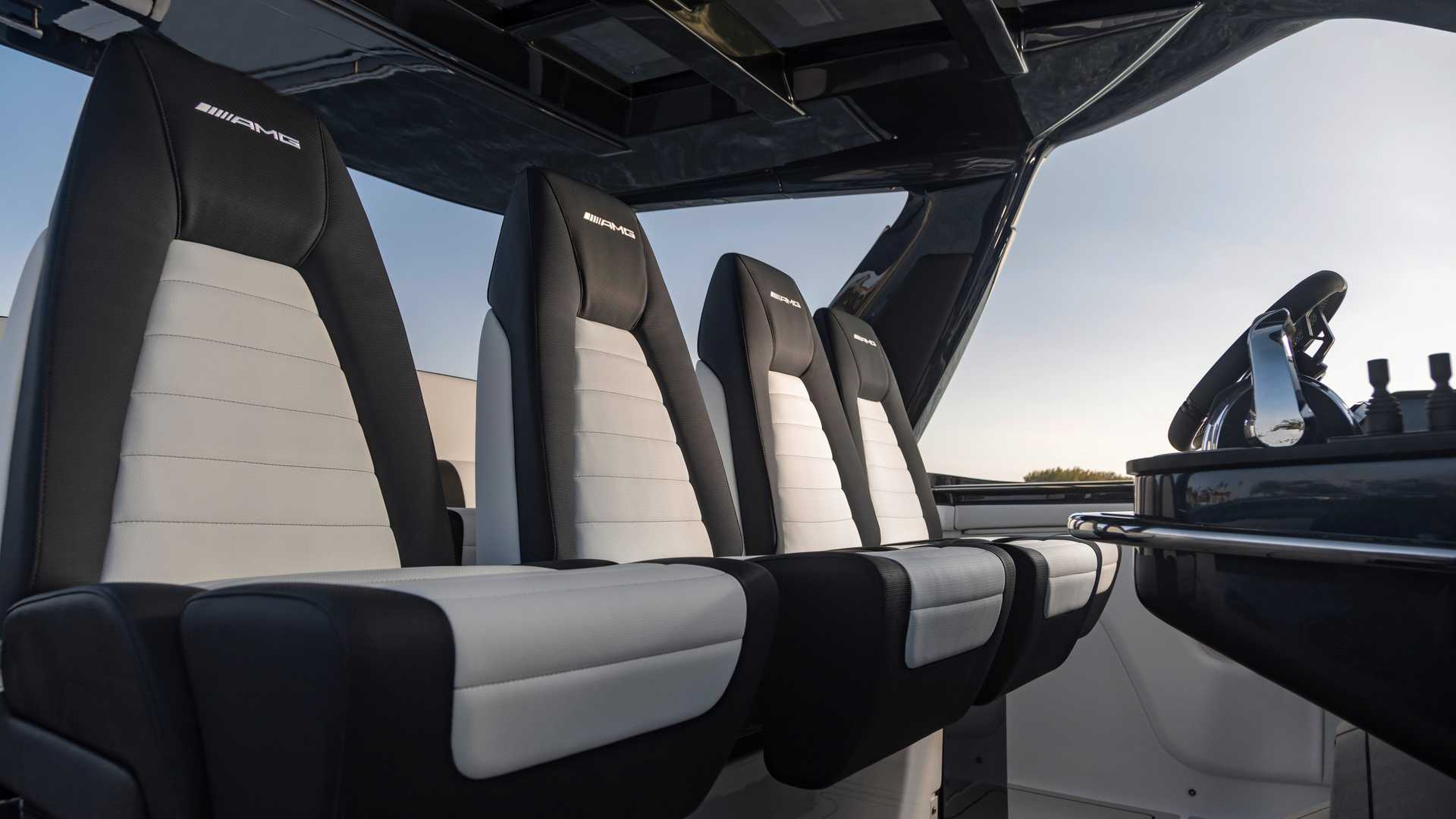 مرسيدس AMG تكشف عن قارب مستوحى من G63 بقوة 2,700 حصان مرسيدس AMG تكشف عن قارب مستوحى من G63 بقوة 2,700 حصان 12