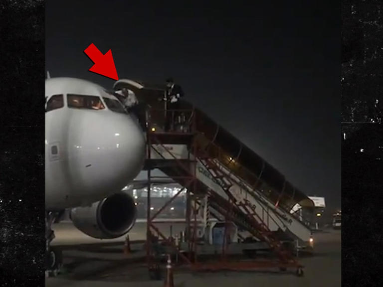 كورونا تصيب طيارين بالرعب وتتسبب في هروبهما من الطائرة! كورونا تصيب طيارين بالرعب وتتسبب في هروبهما من الطائرة! 2