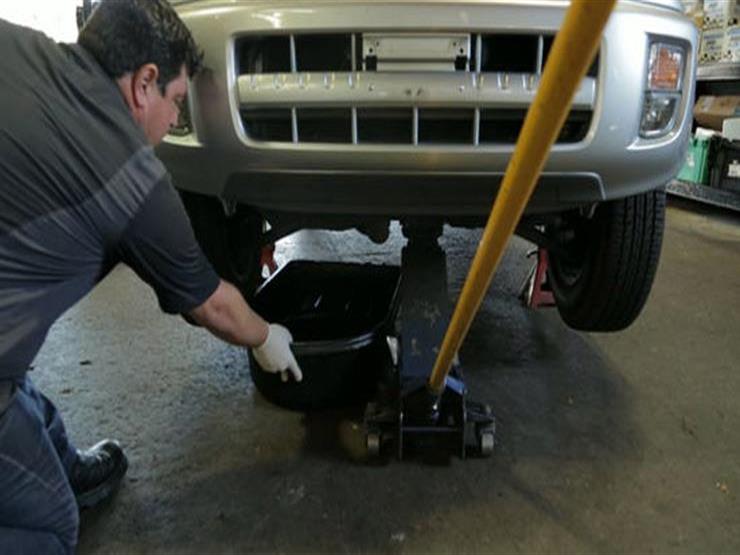 خطوات تغيير زيت محرك السيارة في المنزل 2