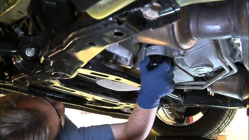 خطوات تغيير زيت محرك السيارة في المنزل 4