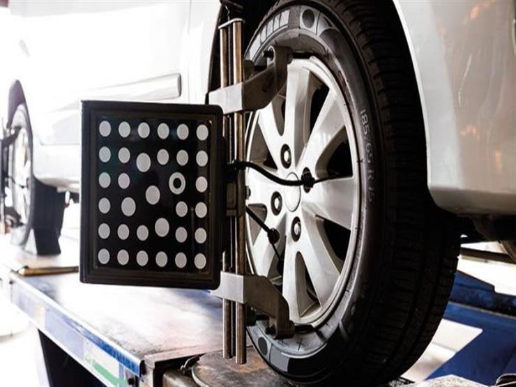 لماذا تنحرف السيارة عند رفع السائق يديه عن المقود؟