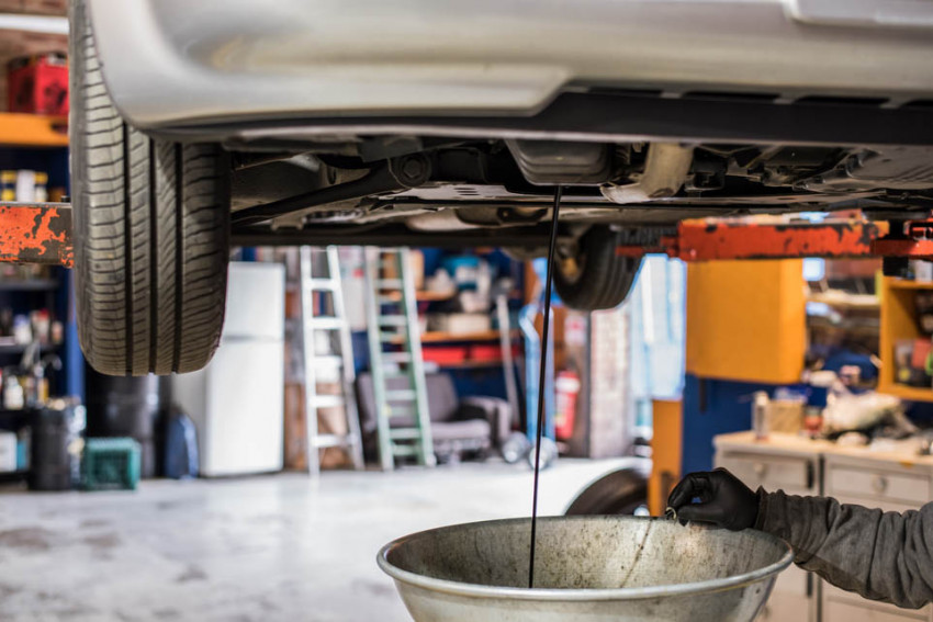 خطوات تغيير زيت محرك السيارة في المنزل 3