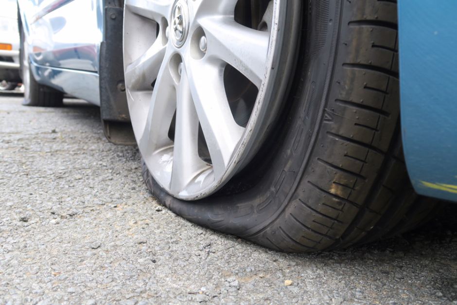 طريقة اكتشاف مشاكل إطارات السيارة أثناء القيادة 2