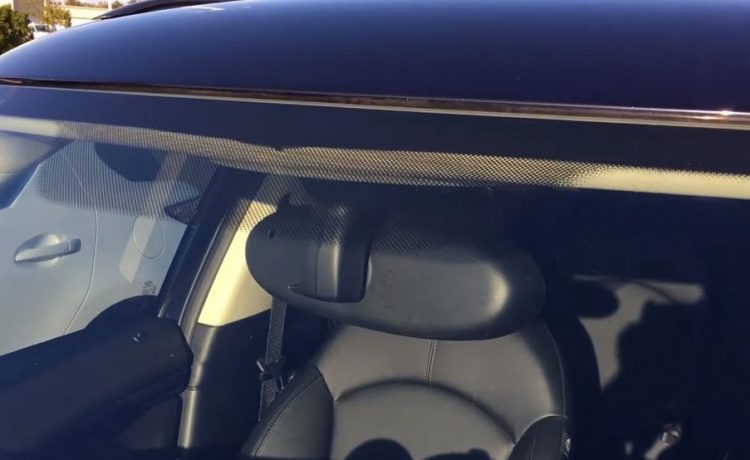 ما هي فائدة النقاط السوداء على زجاج السيارات؟