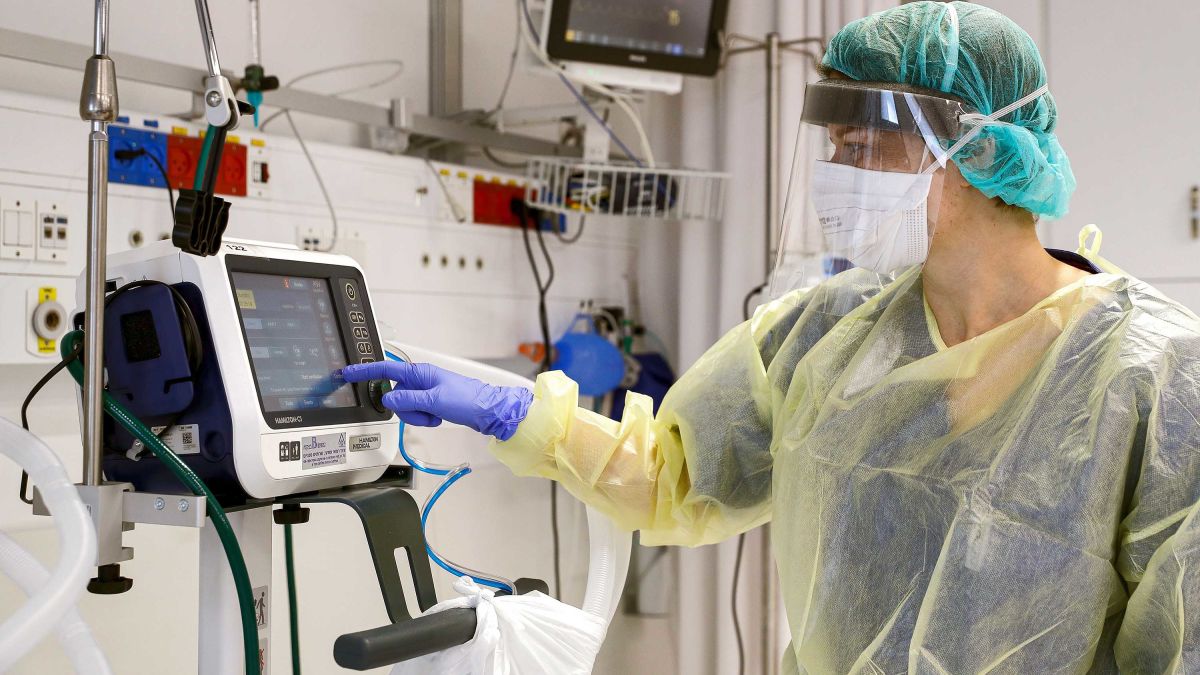 بريطانيا تطلب من رولزرويس وجاكوار لاندروفر صنع أجهزة تنفس لمكافحة الكورونا