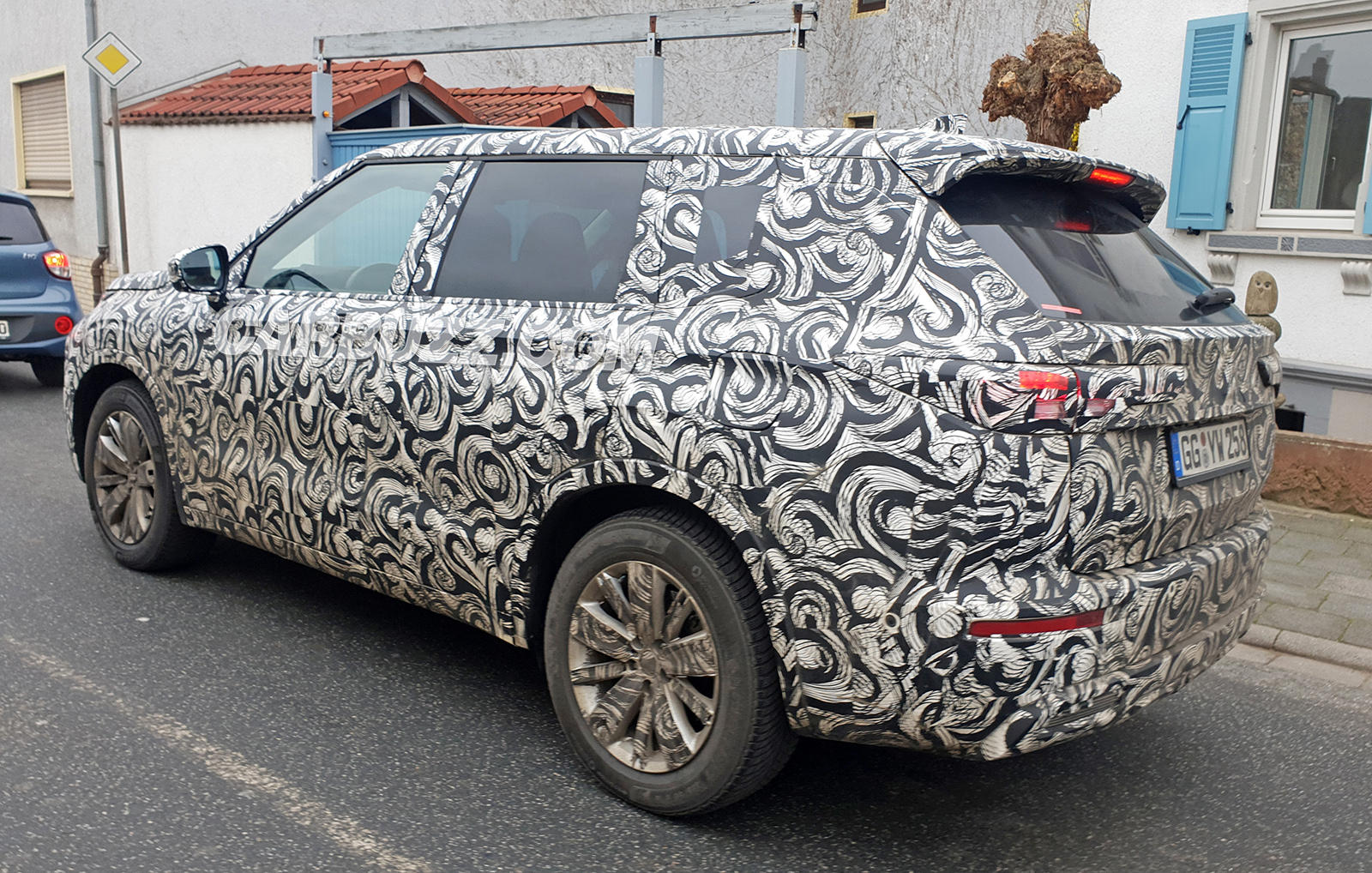 ميتسوبيشي اوتلاندر 2021 ستأتي بمحرك نيسان اكس تريل 6