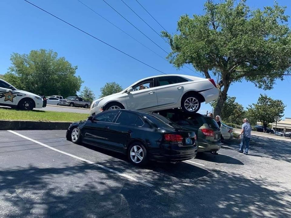 "فيديو" كاديلاك XTS تنتهي فوق سقف فولكس فاجن جيتا وجيب جورني في حادث غريب! "فيديو" كاديلاك XTS تنتهي فوق سقف فولكس فاجن جيتا وجيب جورني في حادث غريب! 1