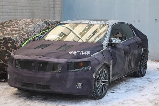 جيلي بريفيس الإنتاجية تظهر أثناء اختبارها بمحرك فولفو