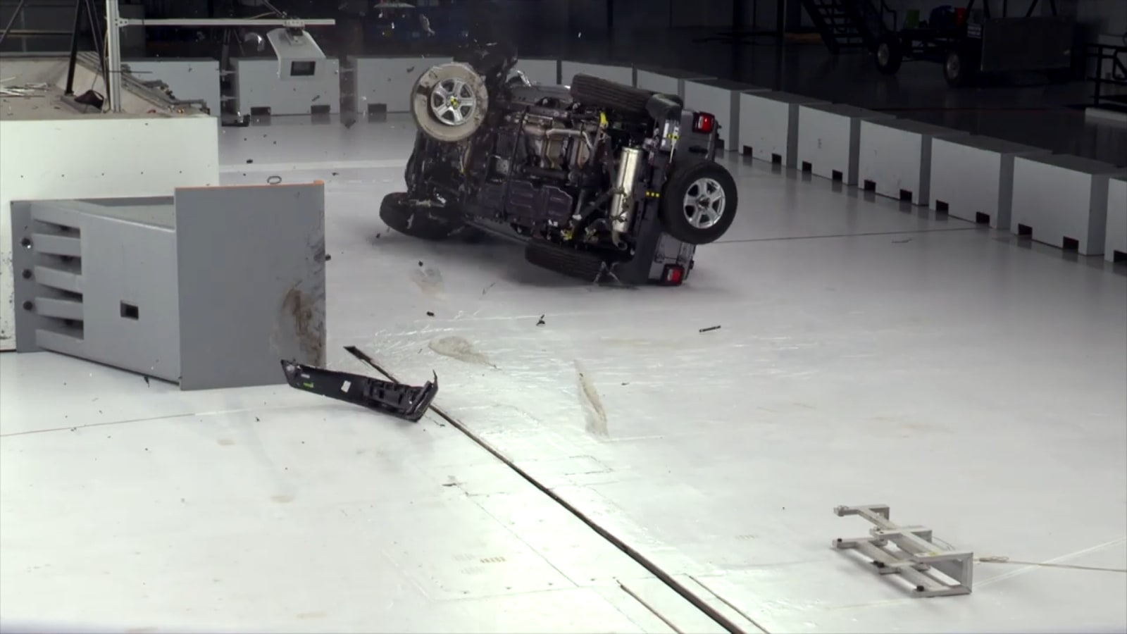 انقلاب جيب رانجلر أثناء إجراء اختبار التصادم “فيديو”