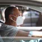 هل توجد مخالفة على مَن لا يرتدي الكمامة داخل السيارة؟ هل توجد مخالفة على مَن لا يرتدي الكمامة داخل السيارة؟ 1