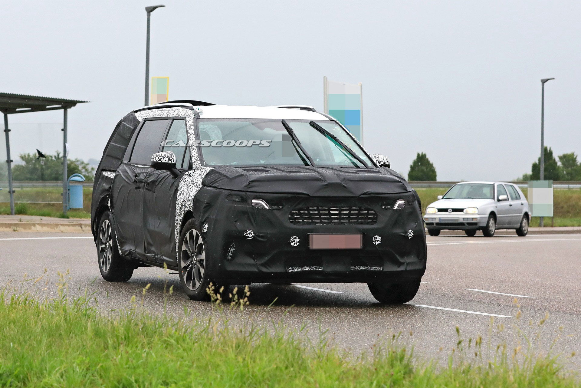 كيا كرنفال 2021 الجديدة كلياً تظهر أثناء اختبارها