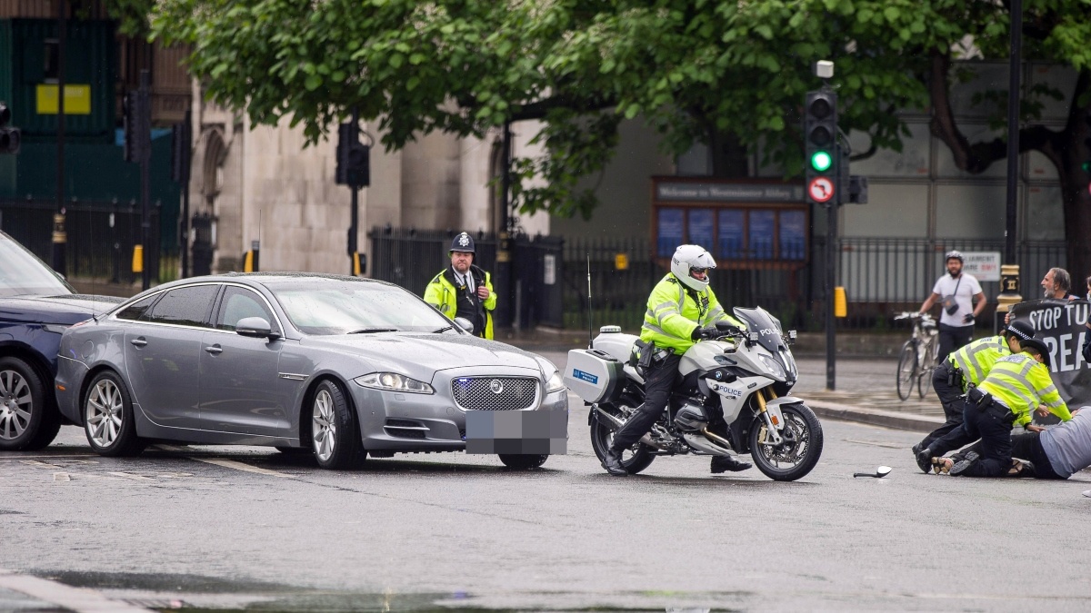 رئيس وزراء بريطانيا يتعرض لحادث مروري “فيديو”