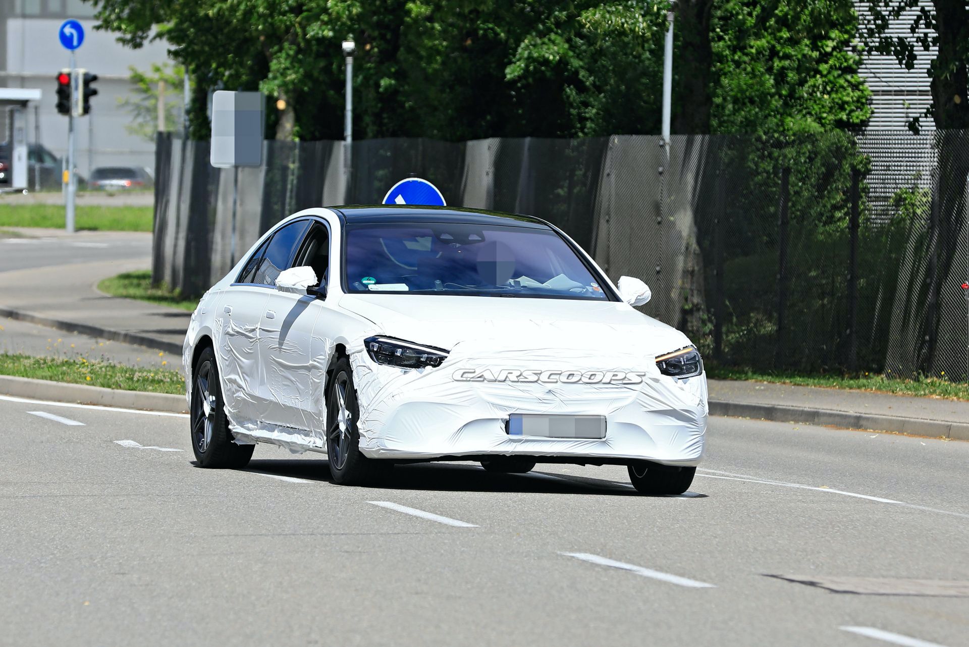 مرسيدس إس كلاس 2021 تكشف عن مصابيحها في صور تجسسية جديدة مرسيدس إس كلاس 2021 تكشف عن مصابيحها في صور تجسسية جديدة 1