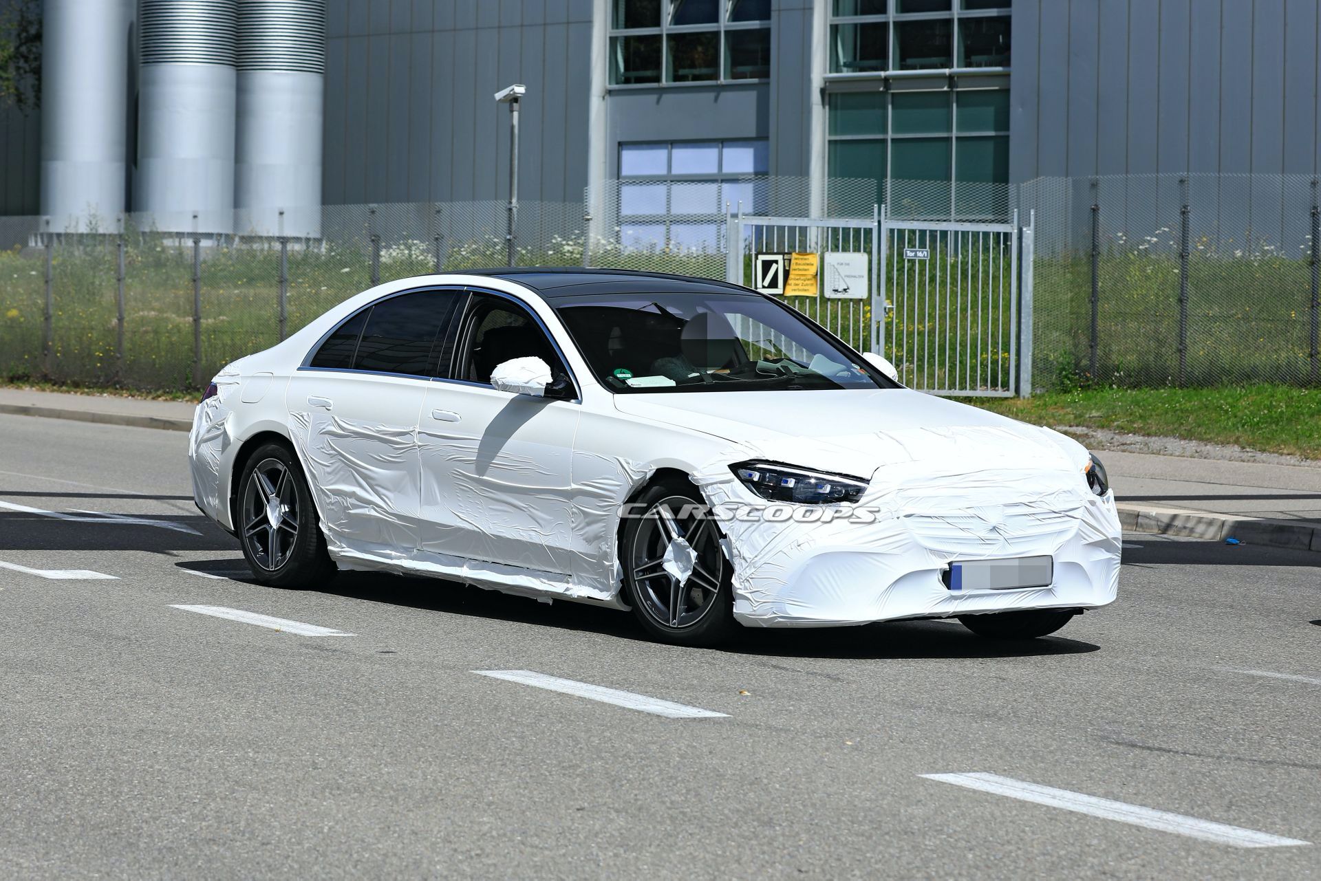 مرسيدس إس كلاس 2021 تكشف عن مصابيحها في صور تجسسية جديدة مرسيدس إس كلاس 2021 تكشف عن مصابيحها في صور تجسسية جديدة 4