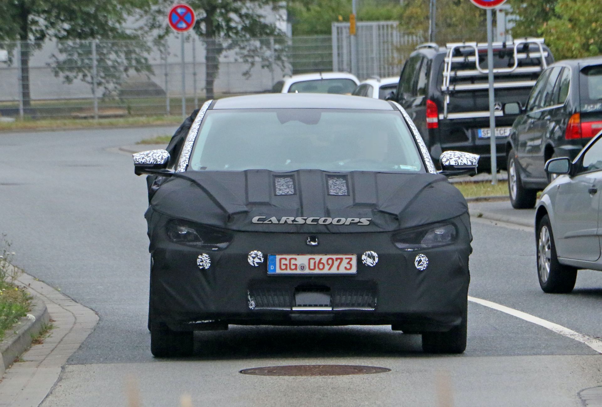 كيا كروس اوفر الكهربائية القادمة تظهر لأول مرة أثناء اختبارها 1