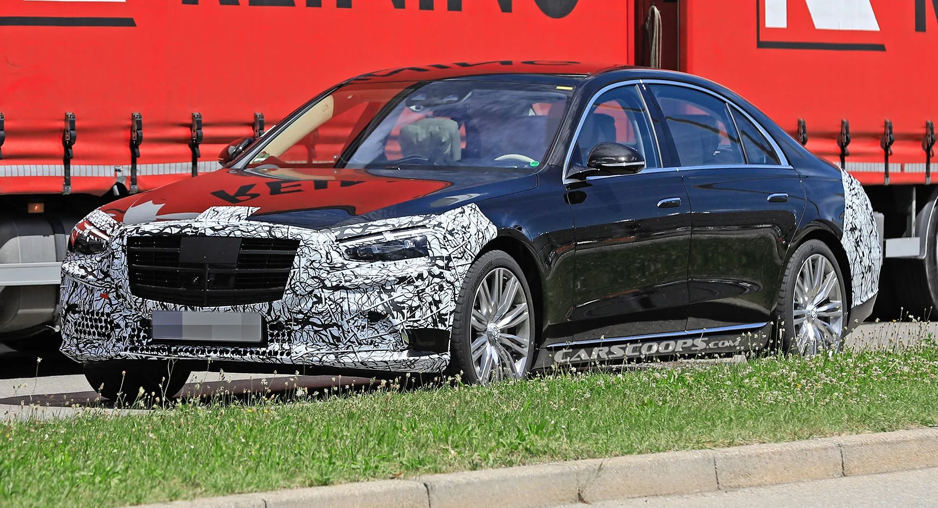 مرسيدس S-Class 2021 تظهر أثناء اختبارها بتمويهات خفيفة