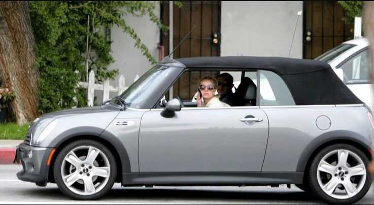 أبرز المشاهير الذين يفضلون قيادة سيارات رخيصة أبرز المشاهير الذين يفضلون قيادة سيارات رخيصة 6