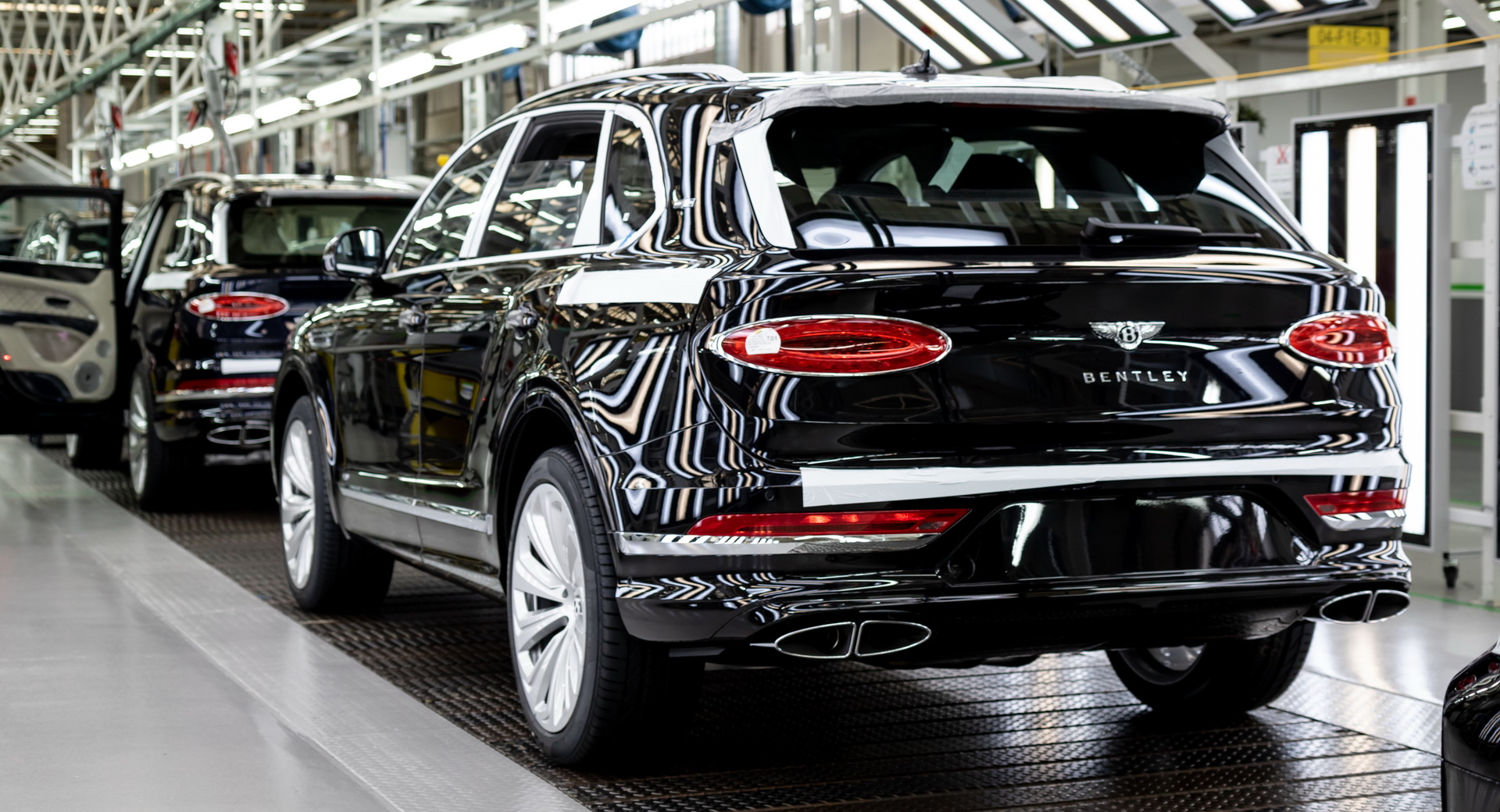 بنتلي بنتايجا 2021 تدخل خطوط الإنتاج رسمياً "صور" 6