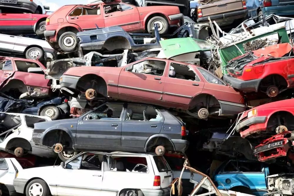 مصر: تحويل السيارات التي مر عليها 20 عام إلى خردة!