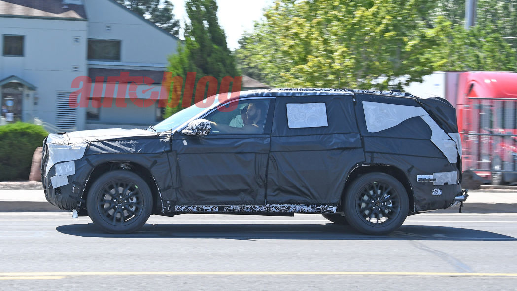 داخلية جيب جراند شيروكي 2022 تنكشف في صور تجسسية 5