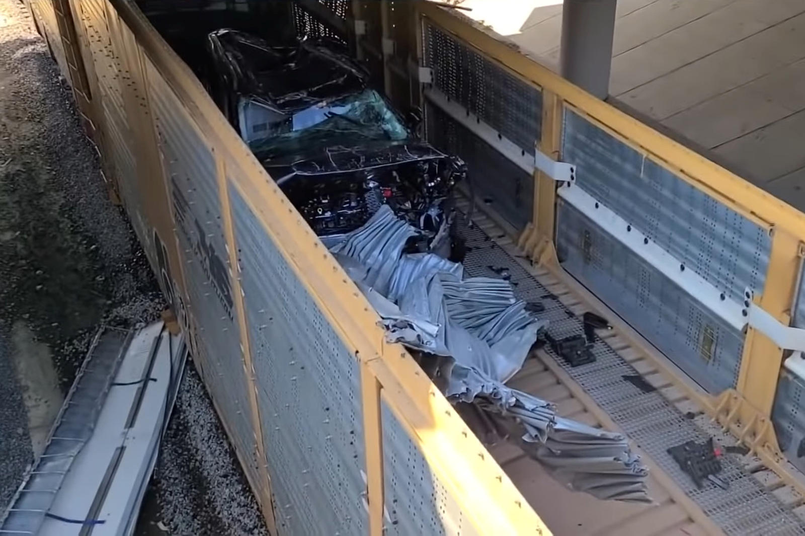 تهشم سيارات فورد ولينكون بقيمة 7.5 مليون ريال في حادث قطار 1