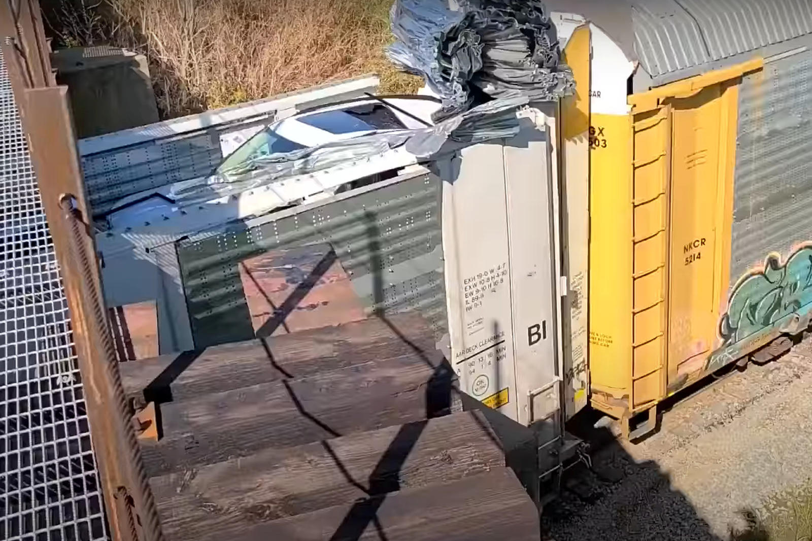 تهشم سيارات فورد ولينكون بقيمة 7.5 مليون ريال في حادث قطار 2