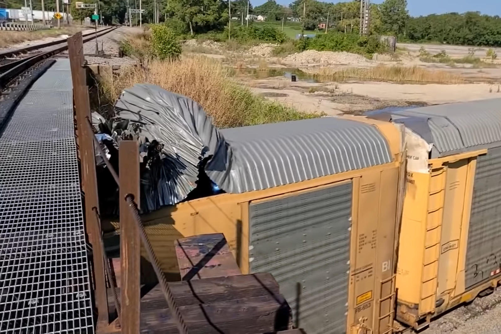 تهشم سيارات فورد ولينكون بقيمة 7.5 مليون ريال في حادث قطار 3