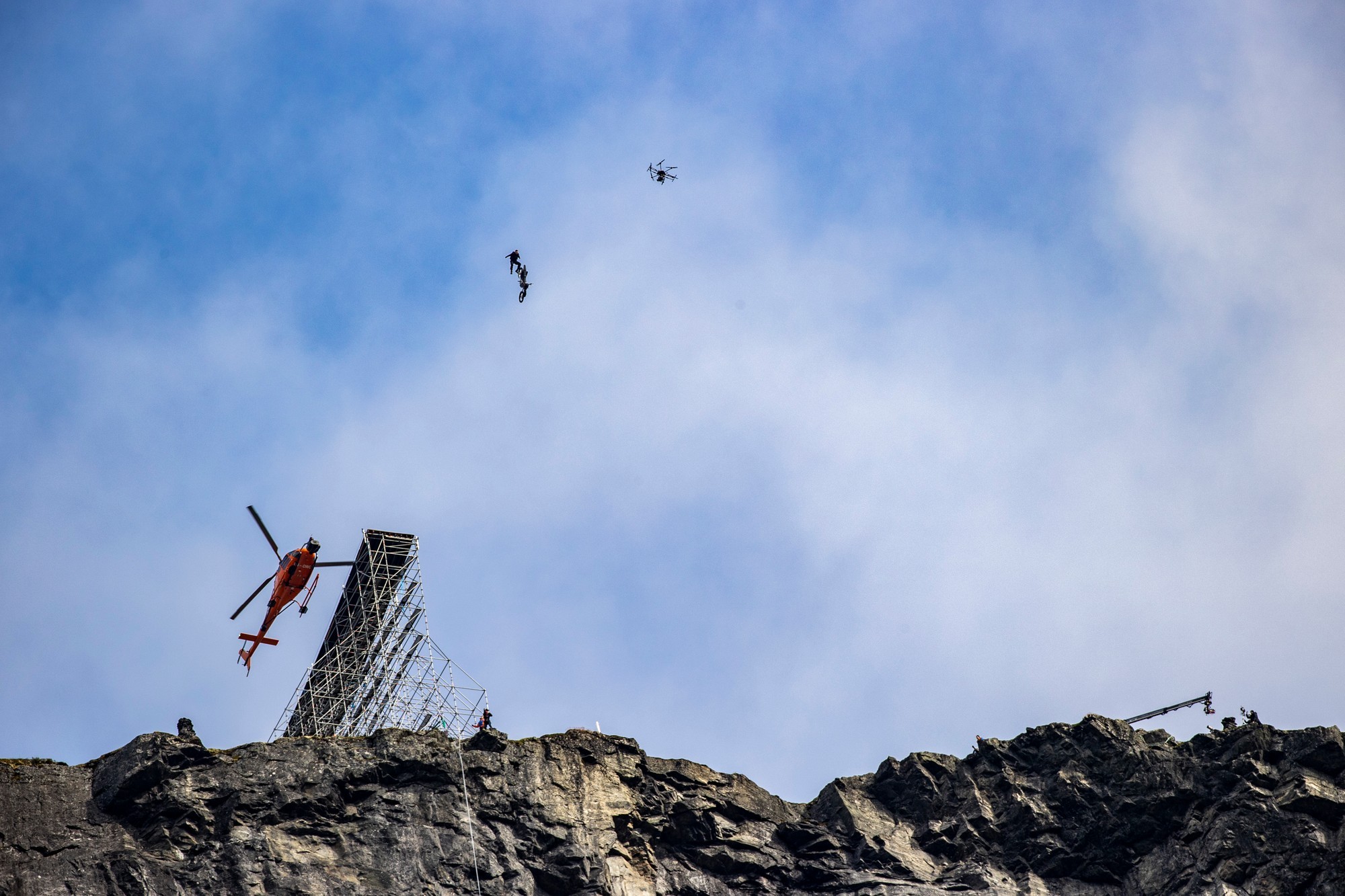 توم كروز يحلق من قمة جبل على متن دراجة هوندا