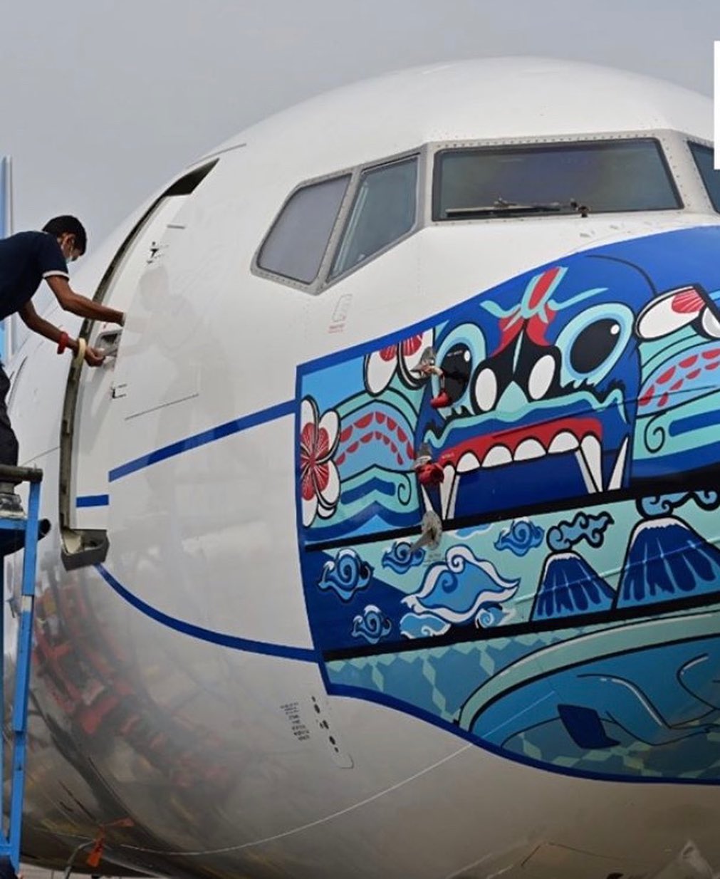 “بالصور” طائرات إندونيسية ترتدي الكمامة للتوعية بخطر الكورونا