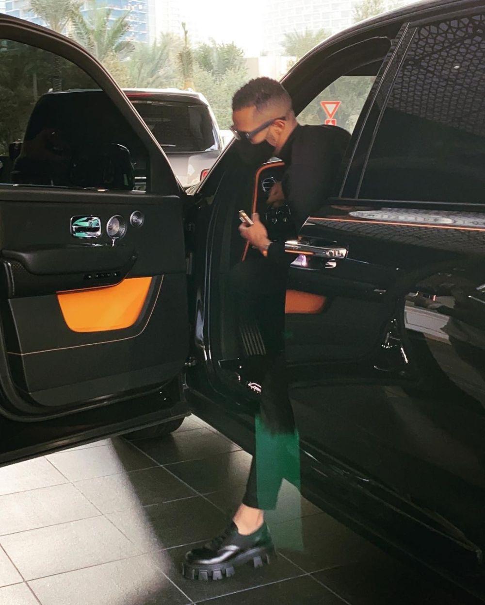 "بالصور" محمد رمضان يضم رولز رويس كولينان لأسطول سياراته الفاخرة "بالصور" محمد رمضان يضم رولز رويس كولينان لأسطول سياراته الفاخرة 5