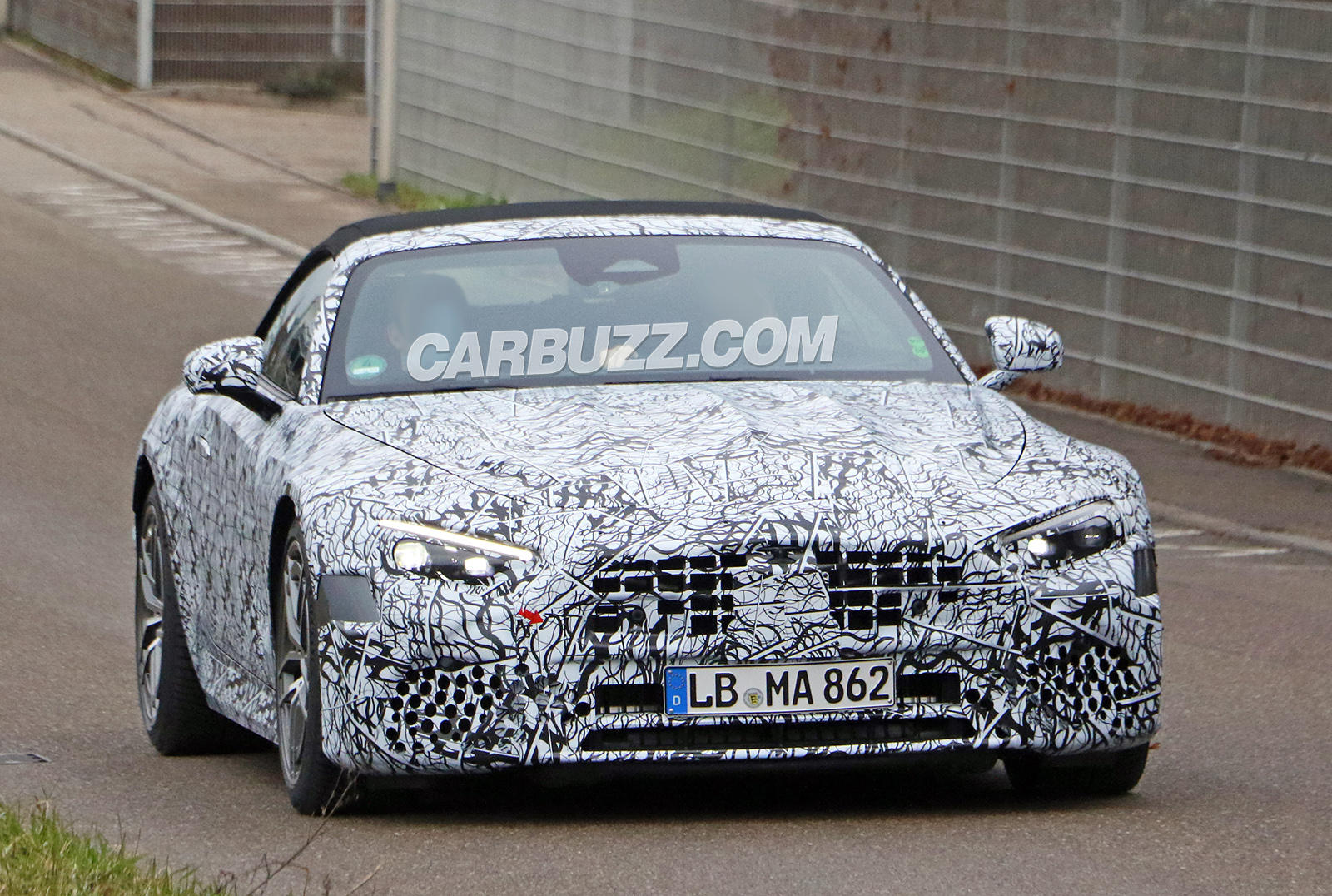 مرسيدس SL الجيل القادم يظهر أثناء اختباره