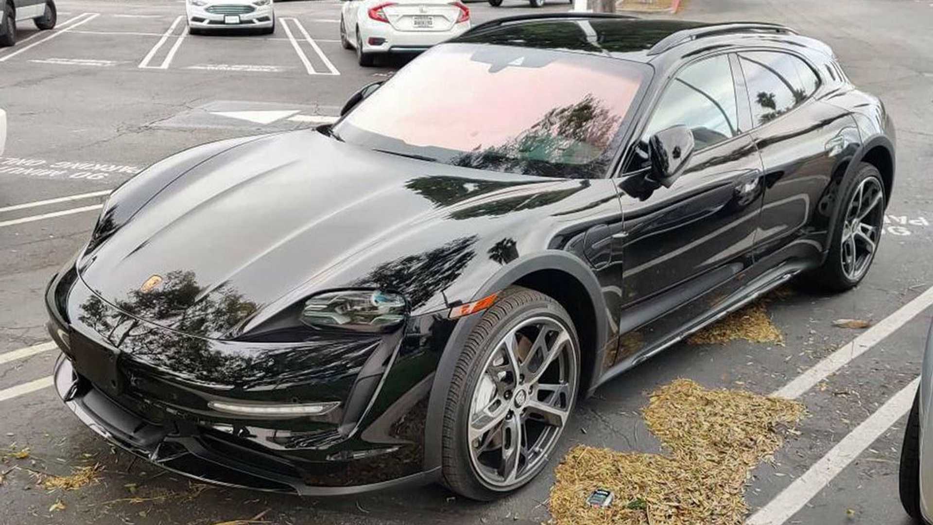 بورش تايكان كروس توريزمو تظهر أثناء اختبارها بلا تمويهات