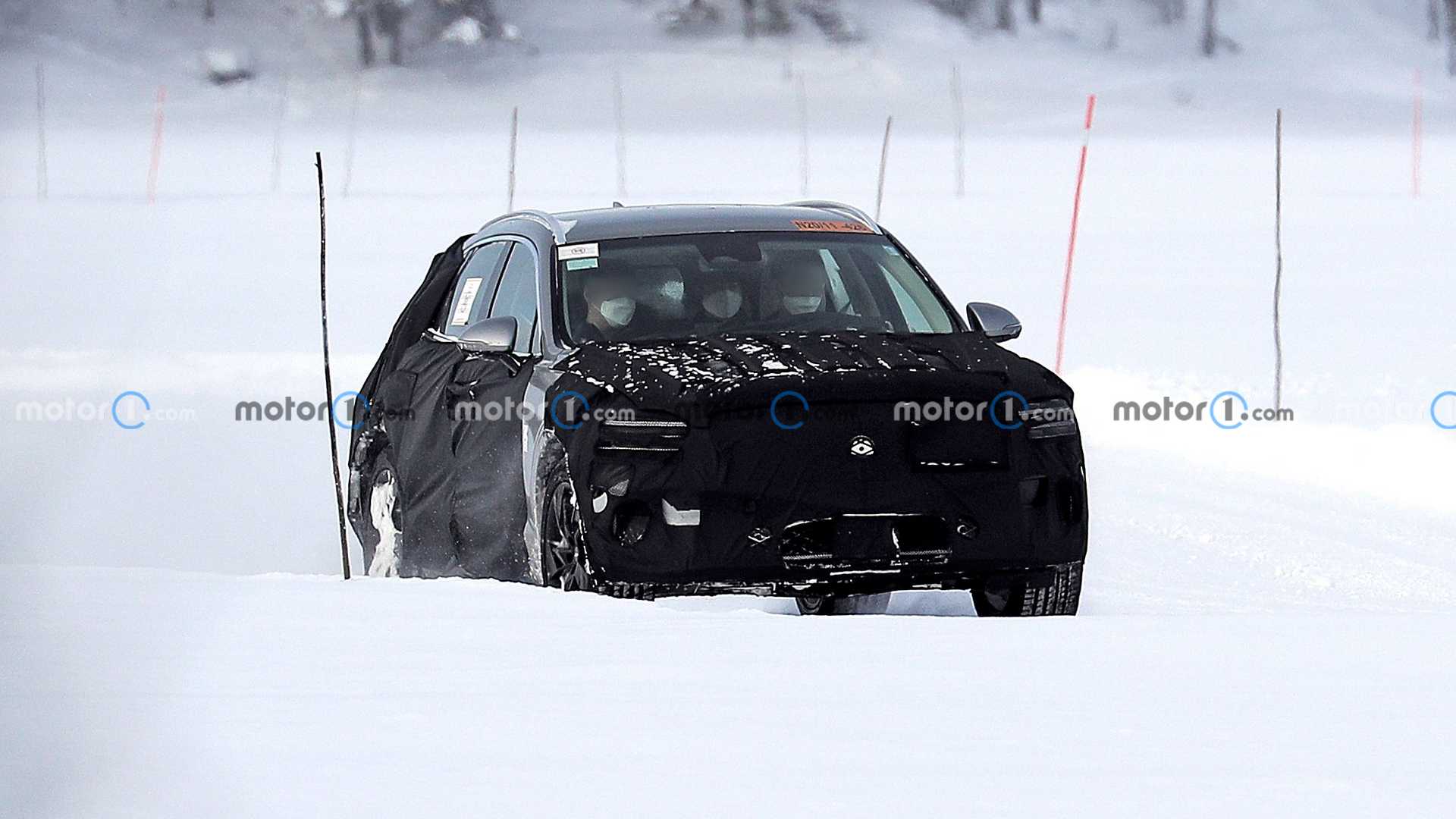 جينيسيس GV70 الكهربائية تظهر أثناء الاختبارات الثلجية جينيسيس GV70 الكهربائية تظهر أثناء الاختبارات الثلجية 3