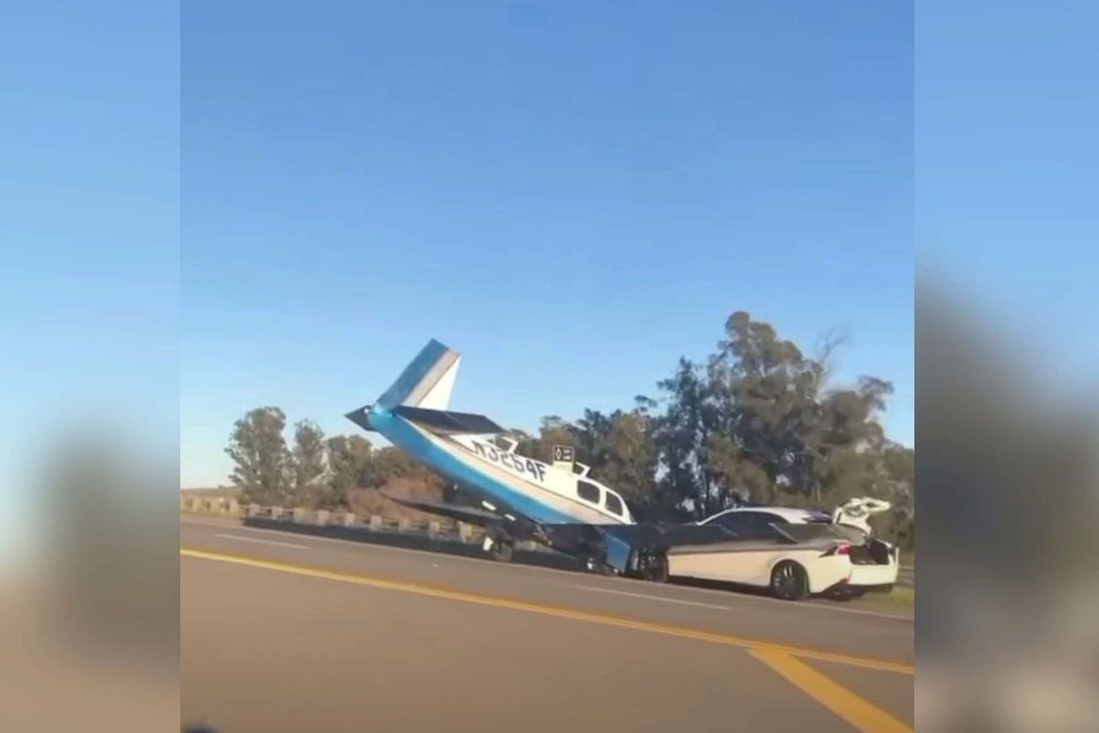 “بالفيديو” طائرة صغيرة تصطدم بسيارة لكزس على طريق سريع بأمريكا