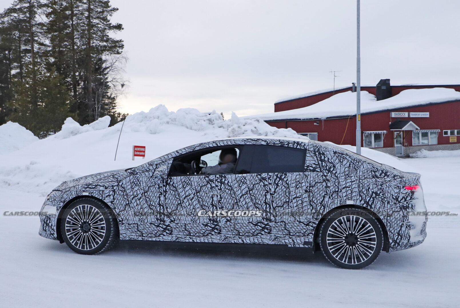 مرسيدس إي كلاس الكهربائية تظهر أثناء اختبارها بالشكل الإنتاجي مرسيدس إي كلاس الكهربائية تظهر أثناء اختبارها بالشكل الإنتاجي 1