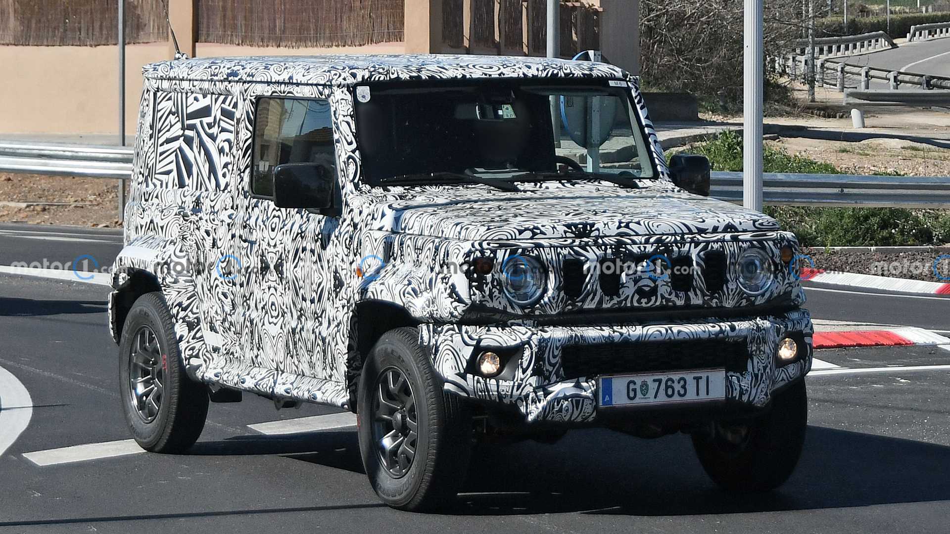 سوزوكي جيمني بقاعدة العجلات الطويلة تظهر أثناء اختبارها سوزوكي جيمني بقاعدة العجلات الطويلة تظهر أثناء اختبارها 12