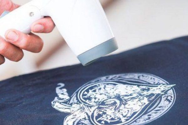 4 طرق بسيطة لإزالة الملصقات عن زجاج السيارة 4 طرق بسيطة لإزالة الملصقات عن زجاج السيارة 1