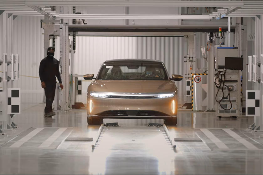 أول نظرة في خطوط إنتاج لوسيد إير في مصنع أريزونا الأمريكي